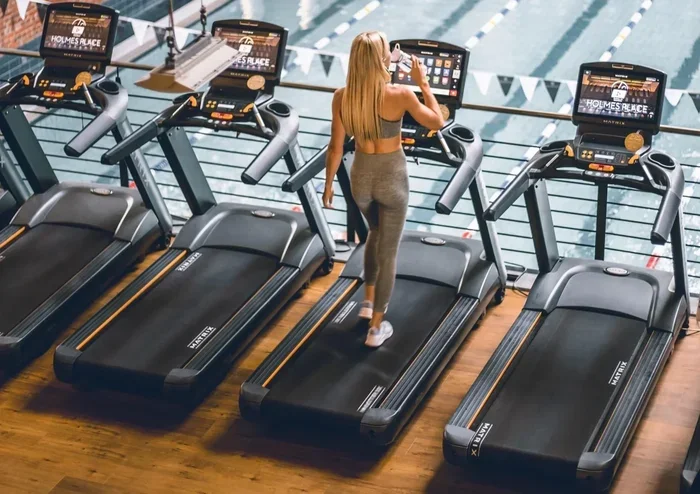 How to Work a Treadmill at the Gym